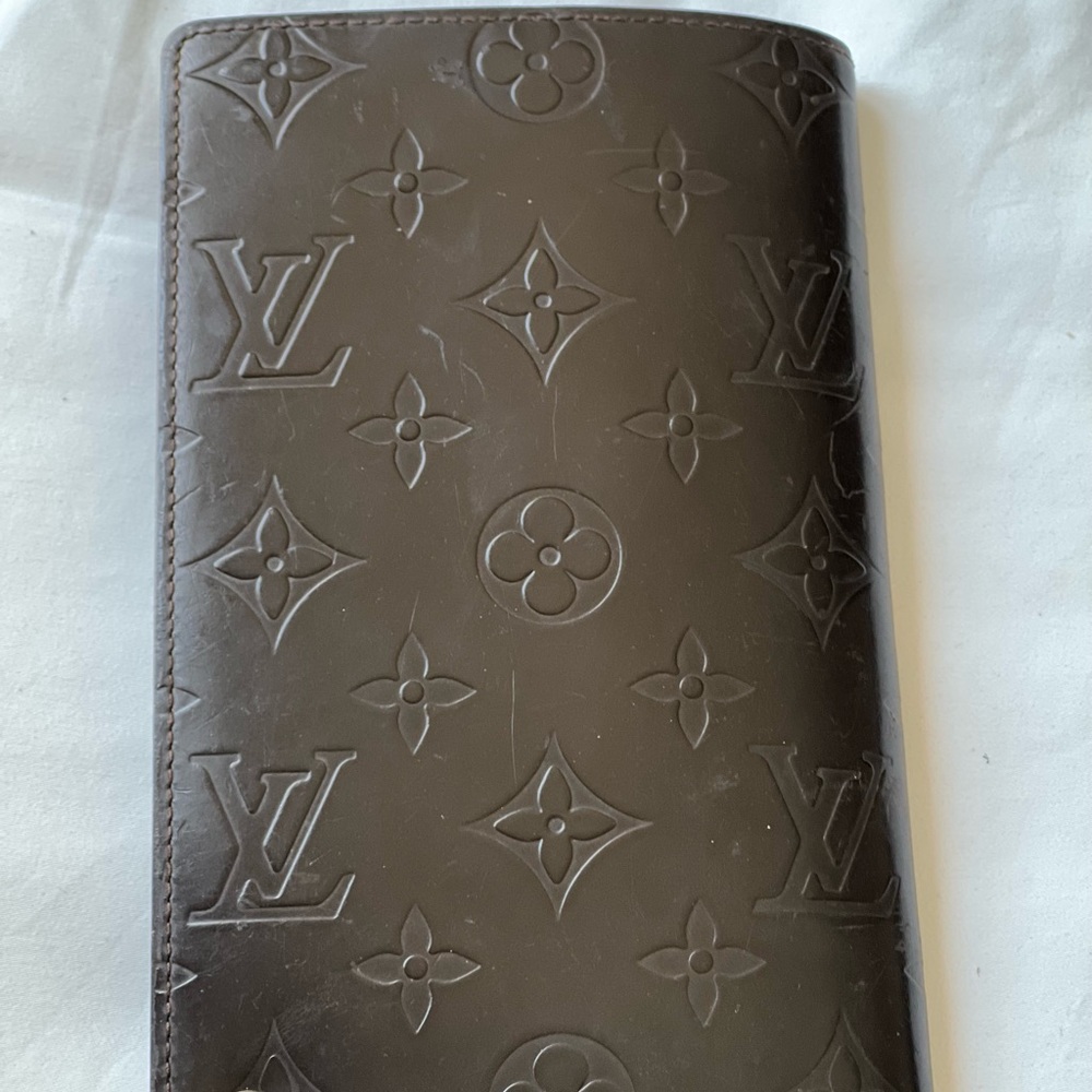 LouisVuitton large travel wallet in Monogram Vernis